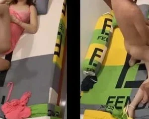 Anh chơi nhẹ thôi em đang nói chuyện điện thoại với sếp | VIET69