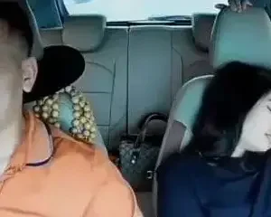 Anh lái taxi bóp vú móc cua trên xe ô tô | VIET69