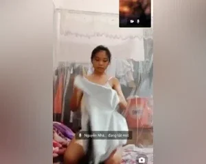 Bé Nguyễn Nhàn ở nhà buồn gọi video call sex với bạn trai | VIET69