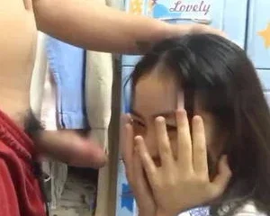 Bé nữ sinh đang bú cu mà anh cứ dí điện thoại vào quay mặt em | VIET69