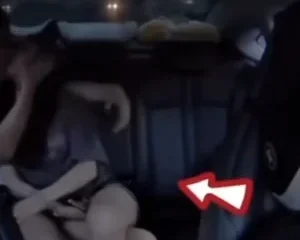 Cặp đôi ăn hàng trên xe taxi | VIET69