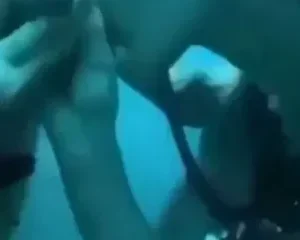 Chịch nhau trên bờ chán giờ xuống biển chịch nhau tìm cảm giác mới lạ | VIET69