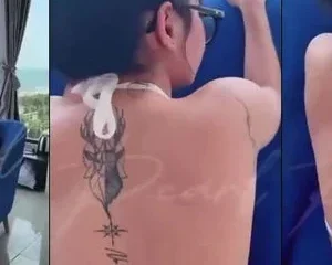 Chơi em sinh viên kính cận bên cửa sổ trong chuyến du lịch biển | VIET69