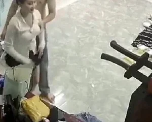 Chồng vắng nhà vợ trẻ được người tình tặng váy mới và làm luôn 1 nháy tại phòng ngủ | VIET69