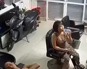 Clip: Quay lén tiệm làm tóc về đêm. | VIET69