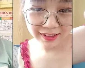 Cô giáo kính cận vú to đang dạy học thì thay đồ khoe hàng ngay trên lớp | VIET69