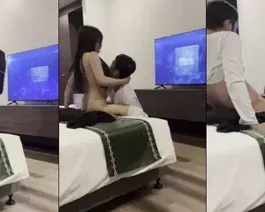 Đi học về bé kính cận mặc đồng phục trường lao vội vào vòng tay anh trong khách sạn | VIET69