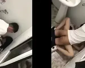 Đi họp lớp nhậu say đưa cô bạn vào phòng tắm lén lút xả | VIET69