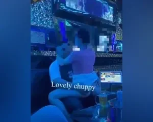 Em chơi bạo bú cu vét máng chịch luôn trong phòng hát karaoke – Love chubby | VIET69