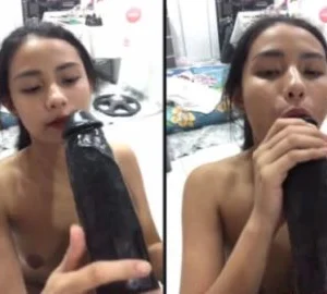 Em gái bú con cặc giả đen to