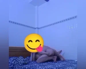 Em nằm nghiêng để tinh không rớt xuống giường | VIET69