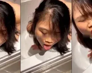 Em thích chơi độc lạ quỳ trong bồn tắm để anh đái vào mặt | VIET69