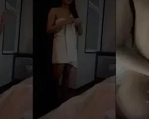 Em vừa tắm người chưa kịp khô anh đã kéo vào doggy luôn | VIET69