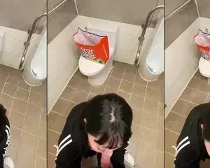 Lén lút trong nhà vệ sinh nam siêu thị em mút chùn chụt như chết đói | VIET69