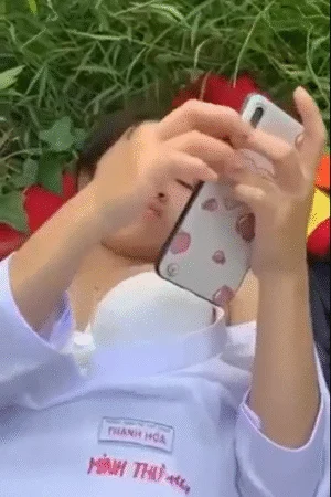 Minh Thư hồi lớp 11 đã từng public trên sân trường thế này đây