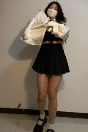 Nhảy múa nóng quá thì em cởi ra cho mát tiện khoe hàng luôn