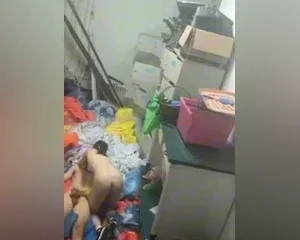 Quay lén cặp đôi công nhân chịch nhau trong kho để đồ | VIET69