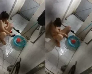 Quáy Lén Chị Gái Phòng Bên Lấy Vòi Xịt Tự Sướng | VIET69