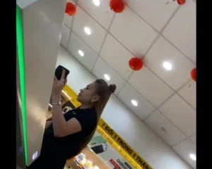 Quay lén lọt khe em nhân viên TGDĐ | VIET69