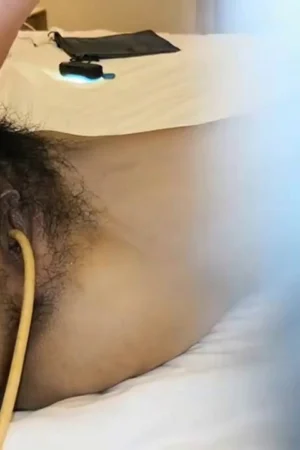 Tha hồ lột đồ khám phá cơ thể cô bạn thân say bất tỉnh nhân sự