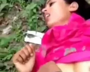 Tiểu thư Ấn Độ bị lôi vào bụi rồi tụt quần quay clip giữa công viên | VIET69