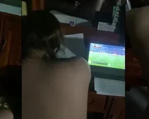 Xem bóng đá mà em cũng không tha bắt vừa xem vừa trả bài | VIET69