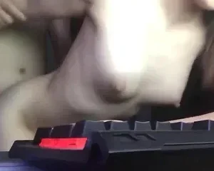 Đang ngồi làm việc thì em cởi đồ làm luôn một nháy trên bàn