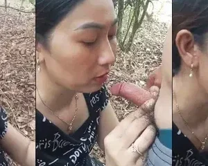 Chị gái giáo viên đưa ra vườn nhà bú cu hòa mình với thiên nhiên