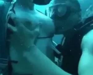 Đeo bình OXY xuống biển đóng phim sex thật là một cảm giác mới lạ